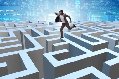 İşadamı labirentten kaçmaya çalışıyor.
