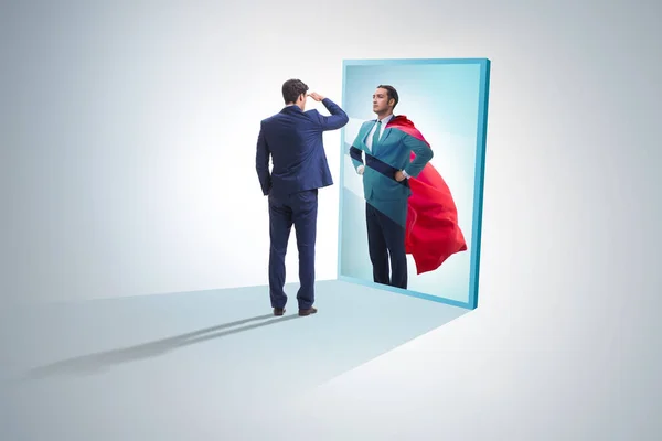 Бизнесмен видит себя в зеркале супергероя — стоковое фото