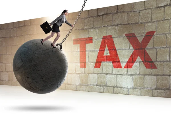 Предпринимательница в концепции представления налоговой декларации — стоковое фото