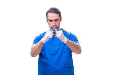 Beyaz şırıngalı genç ve yakışıklı doktor.