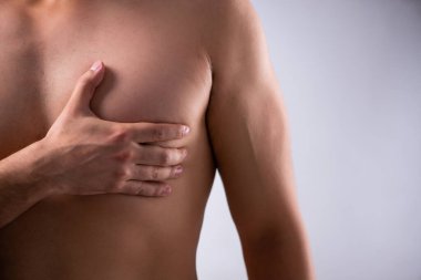 Genç adam kalp krizi geçiriyor.