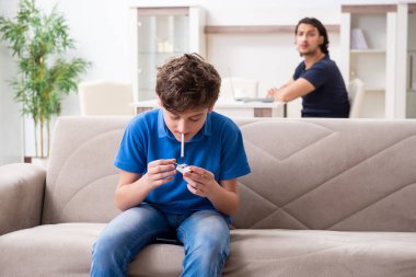 Genç bir çocuk ve ailesiyle sigara içme kavramı