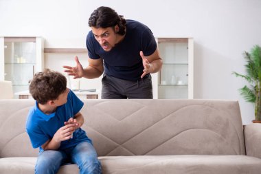 Genç bir çocuk ve ailesiyle sigara içme kavramı