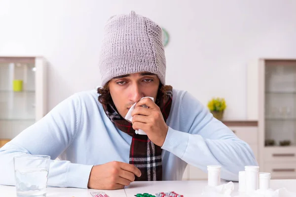 Jeune homme souffrant de grippe à la maison — Photo