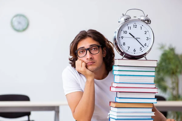 Mladý muž student sedí ve třídě — Stock fotografie