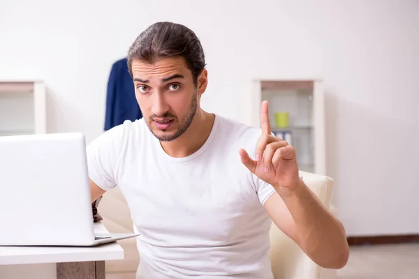 Joven estudiante masculino preparándose para los exámenes en casa —  Fotos de Stock