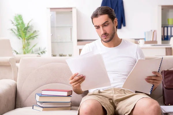 Joven estudiante masculino preparándose para los exámenes en casa —  Fotos de Stock
