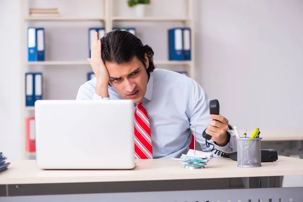 Mladý muž zaměstnanec trpí v kanceláři — Stock fotografie