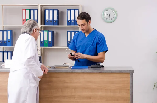 Dois médicos conversando na recepção no hospital — Fotografia de Stock