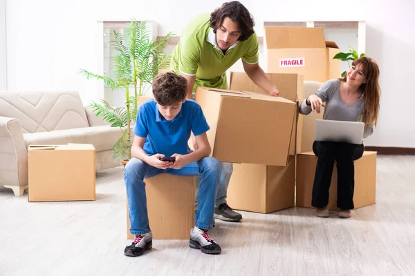 Mladá rodina se stěhuje do nového bytu — Stock fotografie