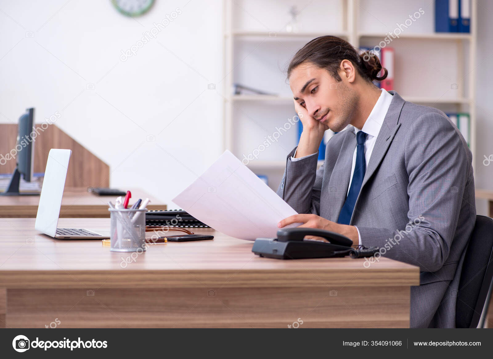Unglucklicher Mannlicher Geschaftsmann Im Buro Stockfoto C Elnur 354091066