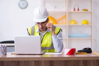 Ofiste çalışan genç erkek mimar.