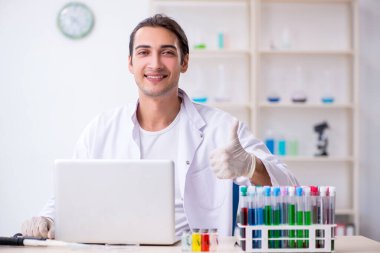 Laboratuvarda çalışan genç bir kimyager.