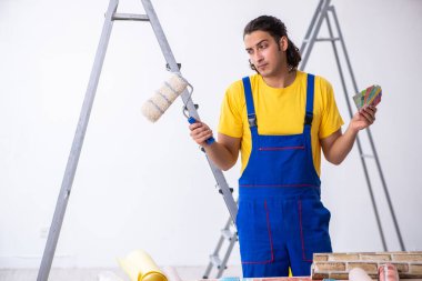 Genç adam müteahhit evde yenileme yapıyor