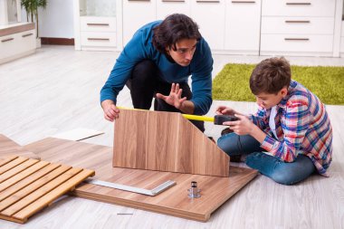 Genç marangoz oğluna öğretiyor