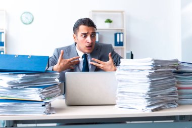 Ağır evrak işleriyle uğraşan bir iş adamı