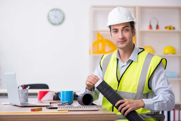 Fiatal férfi építész dolgozik az irodában — Stock Fotó