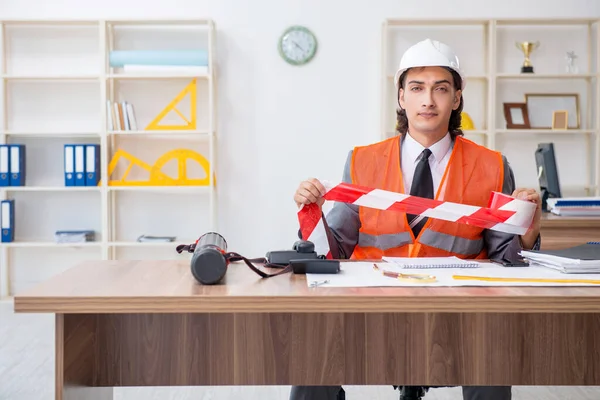 Junger männlicher Architekt arbeitet im Büro — Stockfoto