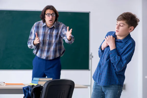 Legrační mužský učitel a chlapec ve třídě — Stock fotografie