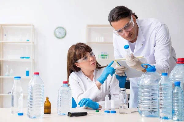 Twee chemici die in het lab werken — Stockfoto