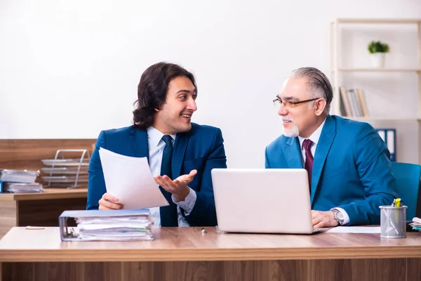 Junge und alte Mitarbeiter arbeiten gemeinsam im Büro — Stockfoto