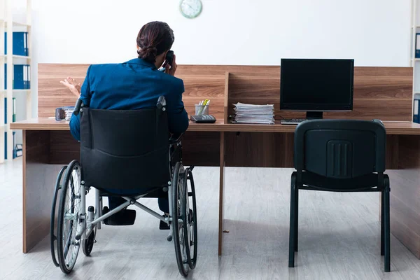 Молодий чоловік у інвалідному кріслі — стокове фото