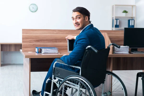 Junge männliche Angestellte im Rollstuhl — Stockfoto