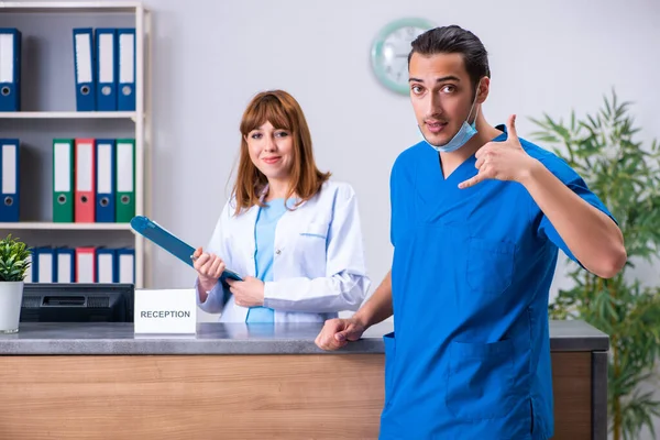 Zwei Ärzte an der Rezeption im Krankenhaus — Stockfoto