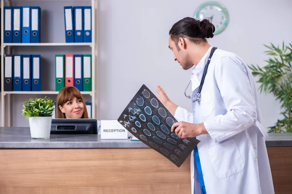 Deux médecins travaillant à la réception de l'hôpital — Photo