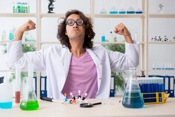 Químico masculino engraçado trabalhando no laboratório — Fotografia de Stock