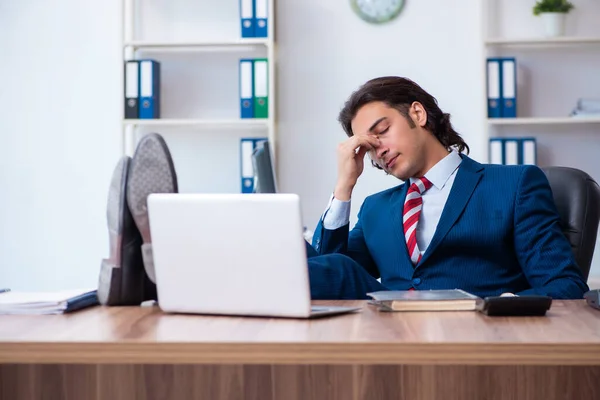 Junger männlicher Geschäftsmann arbeitet im Büro — Stockfoto