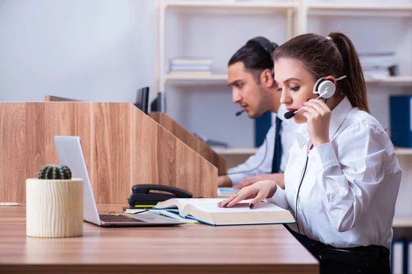 Exploitanten van callcenters die in het kantoor werken — Stockfoto