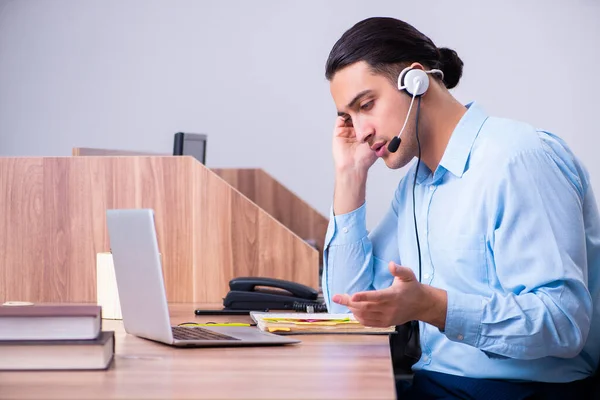 Call center operator werkt aan zijn bureau — Stockfoto