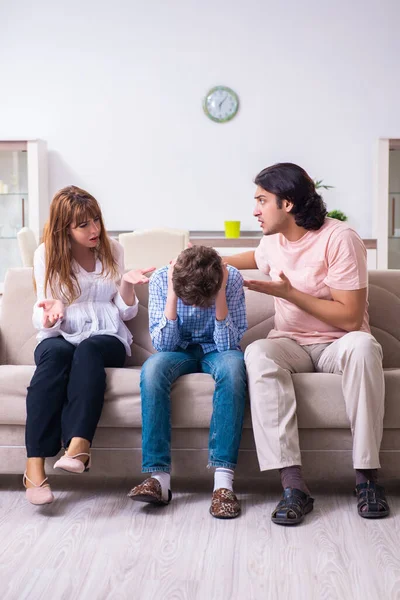 Konflikt rodzinny z mężem, żoną i dzieckiem — Zdjęcie stockowe