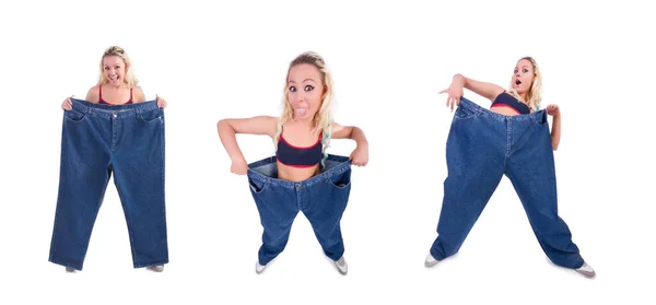 Kvinna i bantningskoncept med stora jeans — Stockfoto