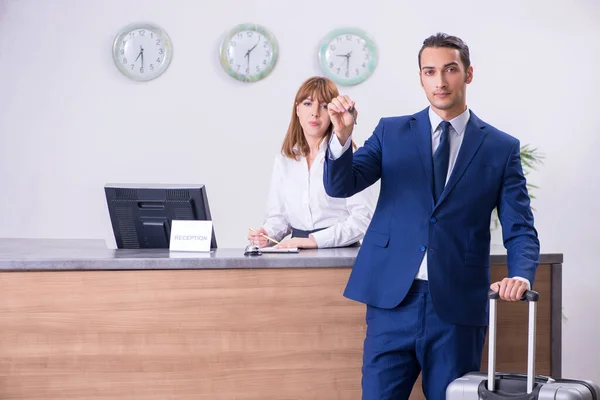 Joven hombre de negocios en recepción del hotel —  Fotos de Stock