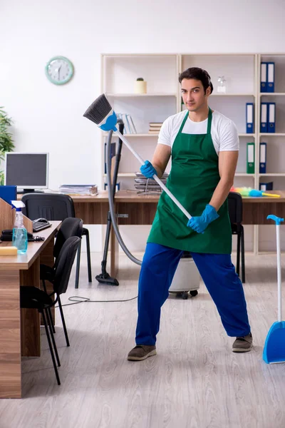 Νέος όμορφος εργολάβος καθαρίζει το γραφείο — Φωτογραφία Αρχείου