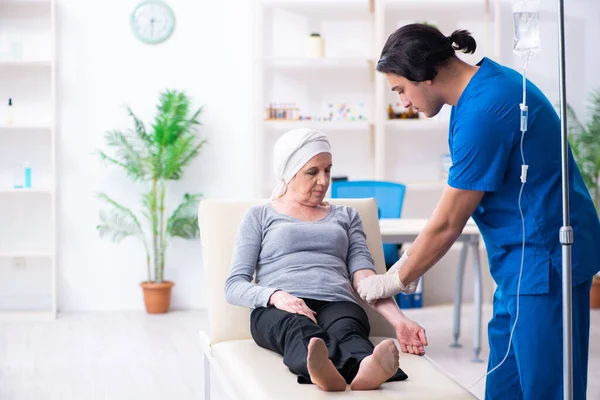 Young male doctor and female oncology patient — Stock Photo, Image