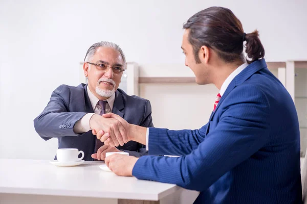 Dois empresários discutindo negócios no escritório — Fotografia de Stock