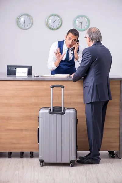 Velho empresário na recepção do hotel — Fotografia de Stock