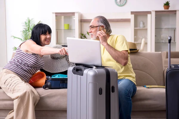 Casal velho se preparando para viagens de férias — Fotografia de Stock