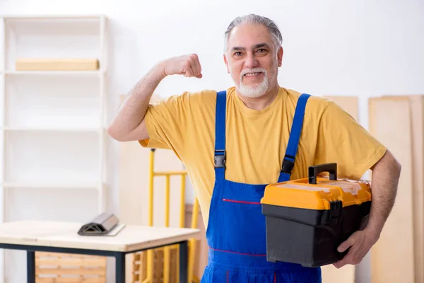 Velho carpinteiro masculino trabalhando em oficina — Fotografia de Stock