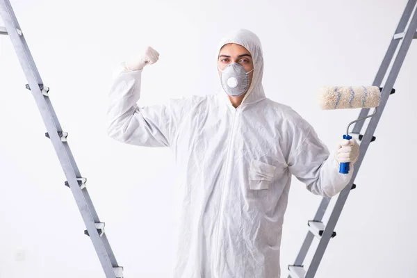 Pintor trabalhando no canteiro de obras — Fotografia de Stock