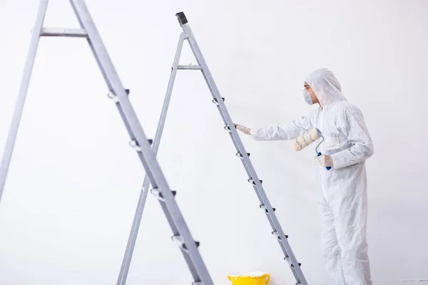 Pintor trabajando en obra — Foto de Stock