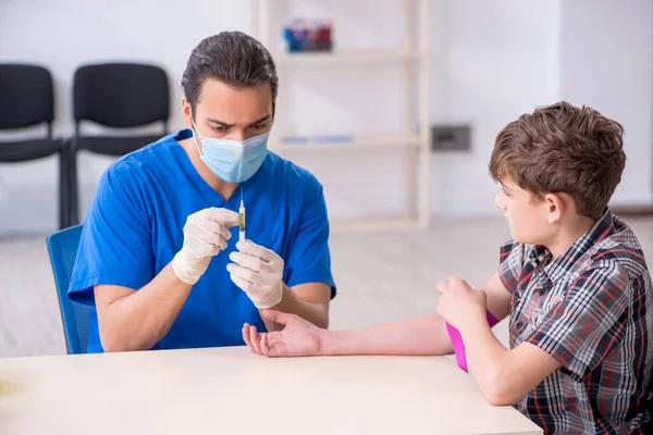 Niño visitando al médico en el hospital — Foto de Stock