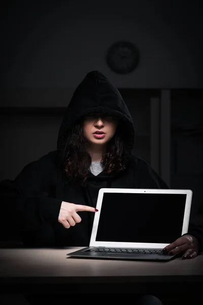女性黑客侵入办公室后期的安全防火墙 — 图库照片