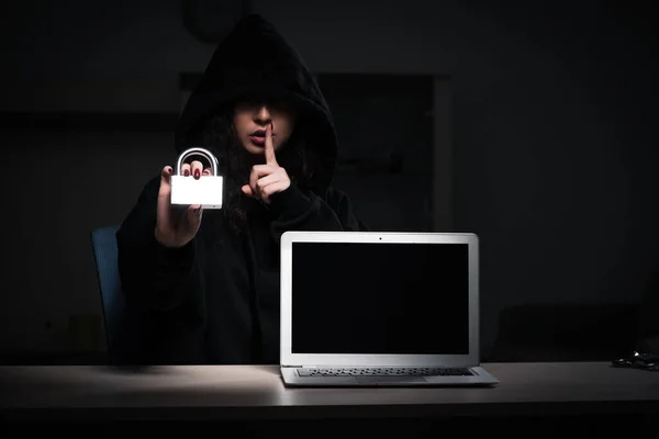 Hackerin hackt SicherheitsFirewall spät im Amt — Stockfoto