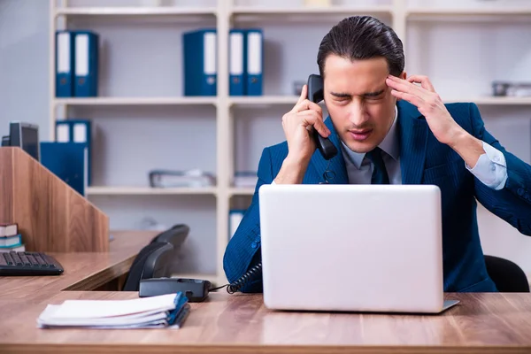 Junge gutaussehende Geschäftsleute arbeiten im Büro — Stockfoto