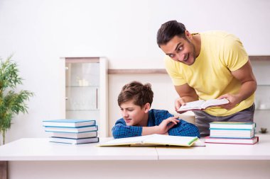 Baba oğlunun okula hazırlanmasına yardım ediyor.
