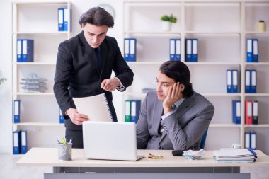 Ofiste çalışan iki genç çalışan.